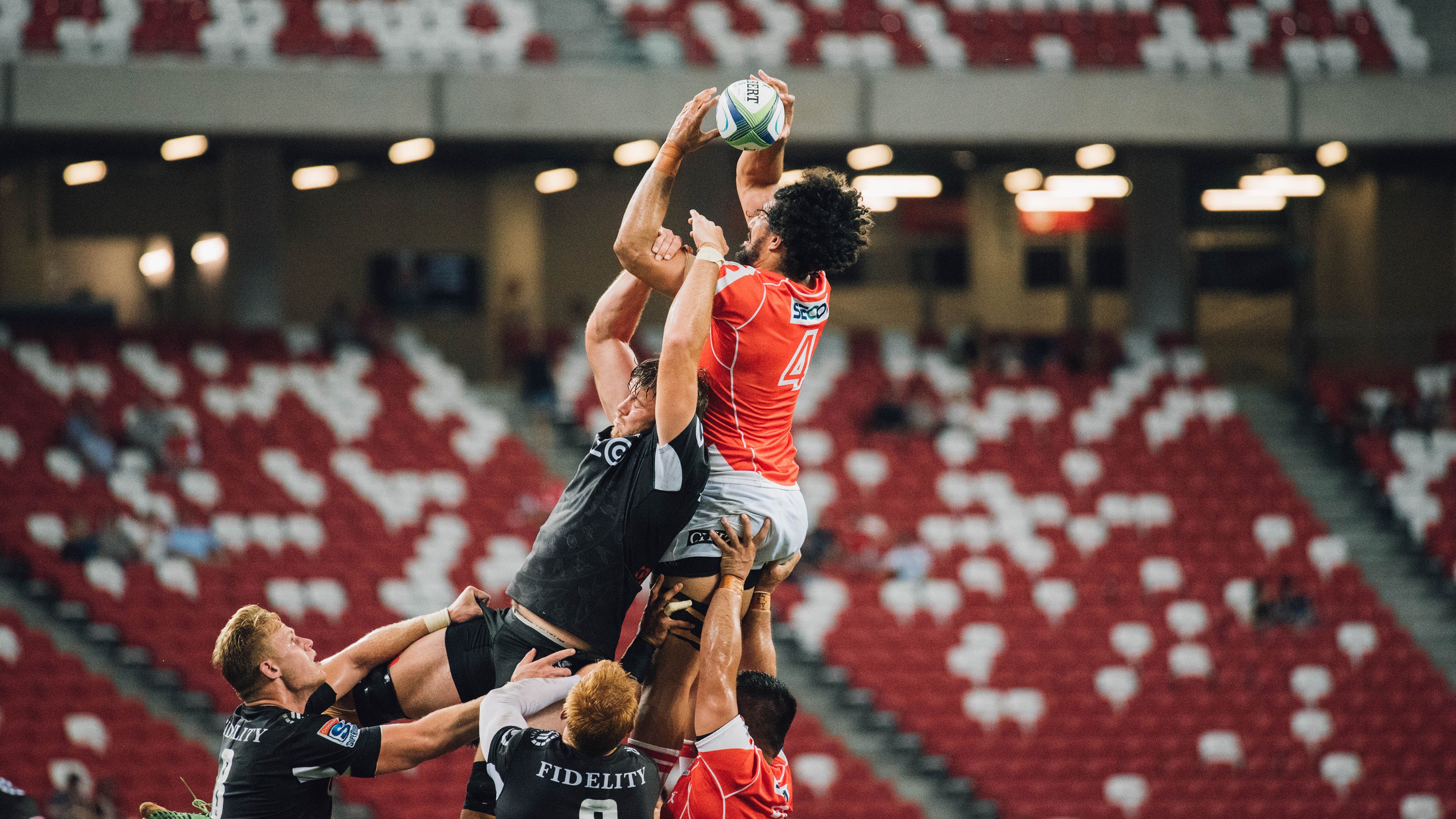 爱游戏电竞-西甲球场最美的瞬间：高空吊射入网